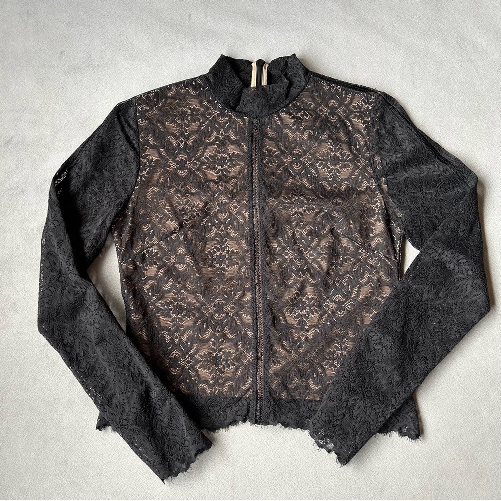 Wilfred Aritzia~ Adriane Blouse ~ Black Lace ~ Women’s Size Small
